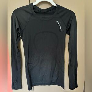 Lululemon swiftly tech top. Size 2. Orange Theory decal.